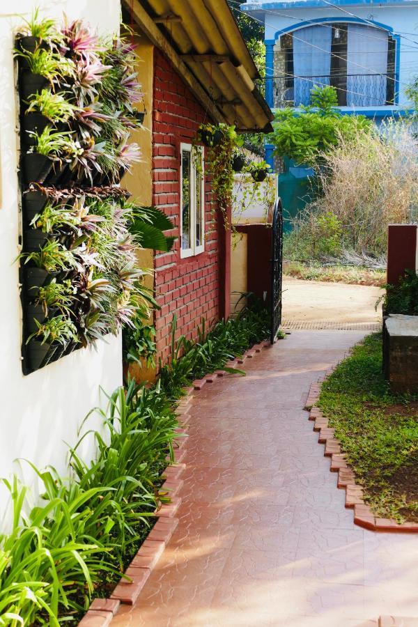 Shanu'S Seaside Inn - A Family-Run Guesthouse Just 100 Metres From Candolim Beach Bagian luar foto