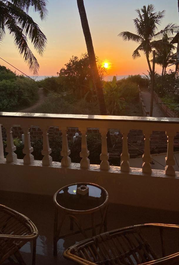 Shanu'S Seaside Inn - A Family-Run Guesthouse Just 100 Metres From Candolim Beach Bagian luar foto